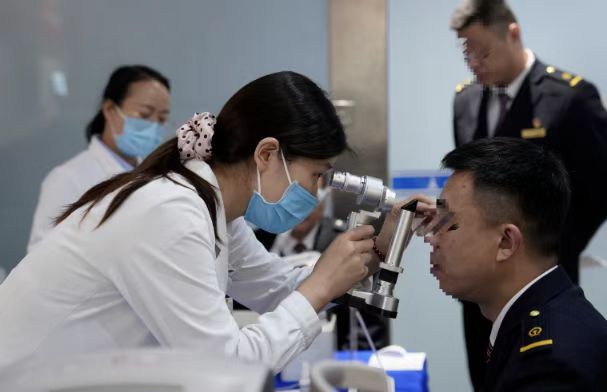 鄭州普瑞眼科醫(yī)院黨支部聯(lián)合鄭州機務(wù)段工會走進鄭州東站