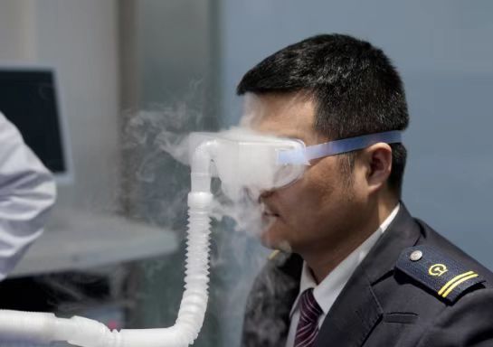 鄭州普瑞眼科醫(yī)院黨支部聯(lián)合鄭州機務(wù)段工會走進鄭州東站