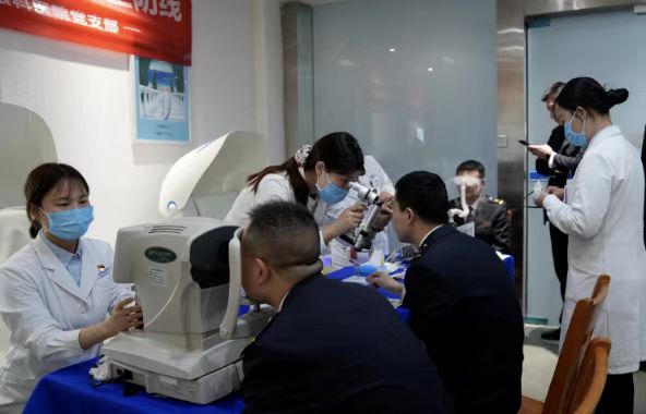 鄭州普瑞眼科醫(yī)院黨支部聯(lián)合鄭州機務(wù)段工會走進鄭州東站